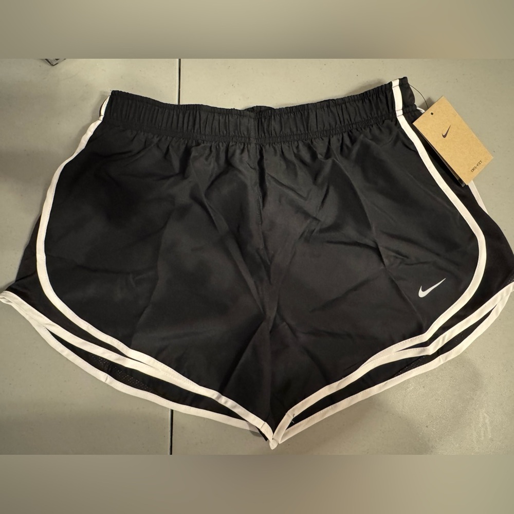 Woman's Nike Dri-Fit Tempo Running Shorts Medium Black White Stripe NWT Lined